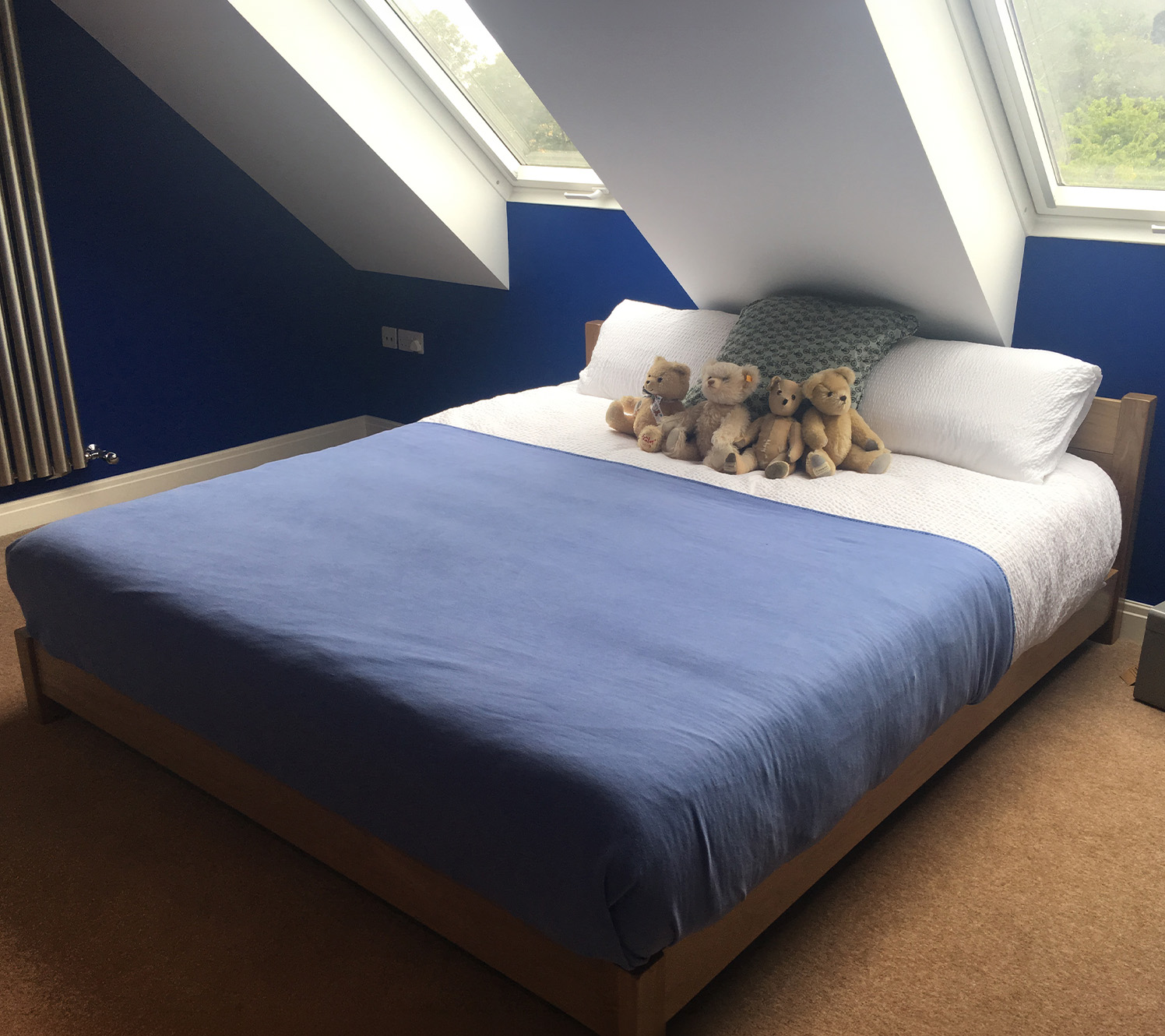 Decoración de dormitorio azul grisáceo considerando la arquitectura