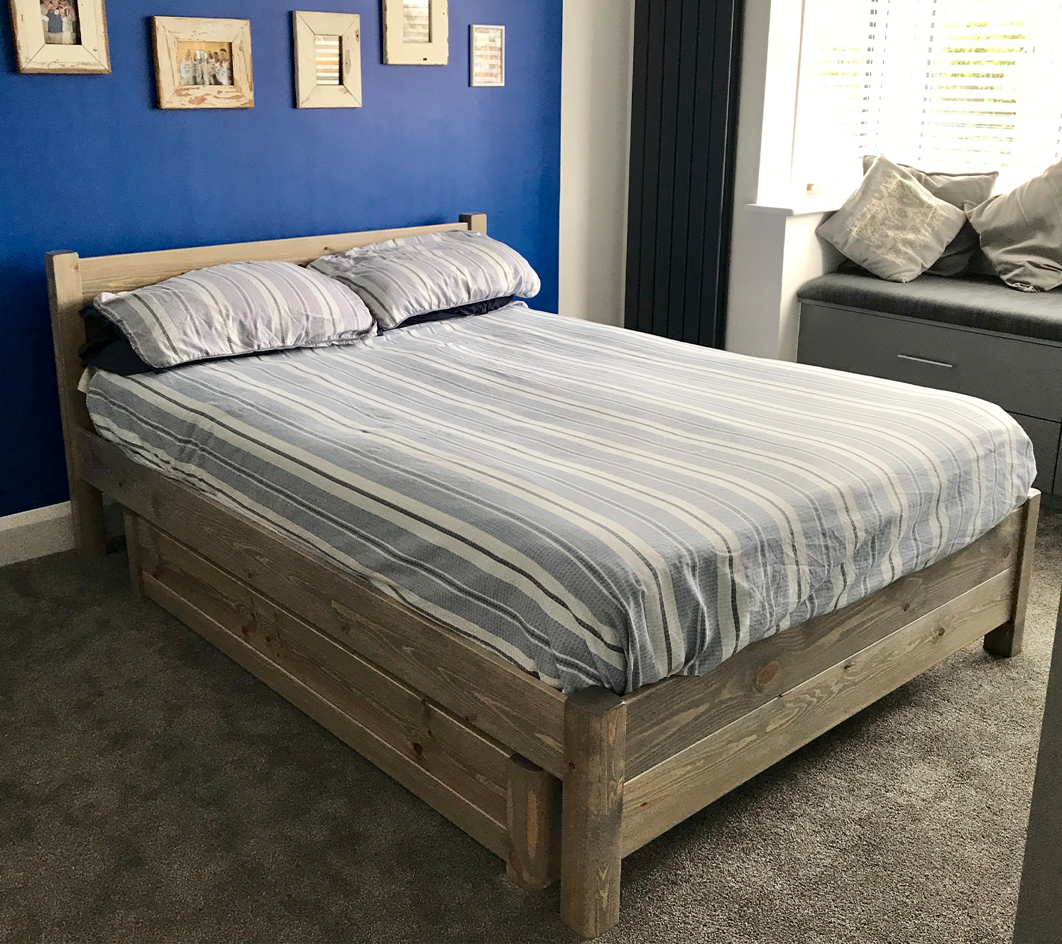 Almacenamiento en dormitorio gris y azul