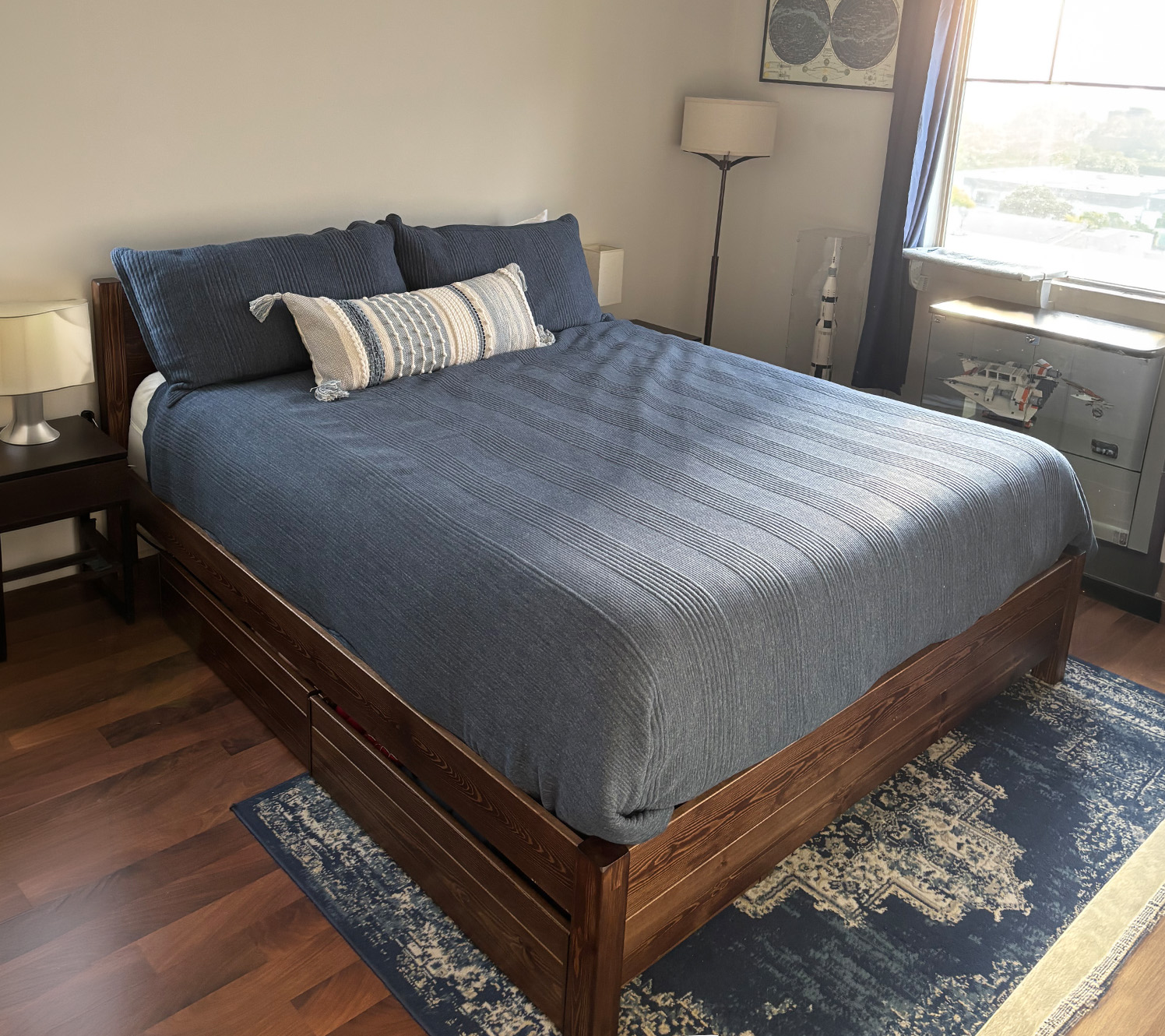 Estructura de cama de madera en dormitorio azul y gris