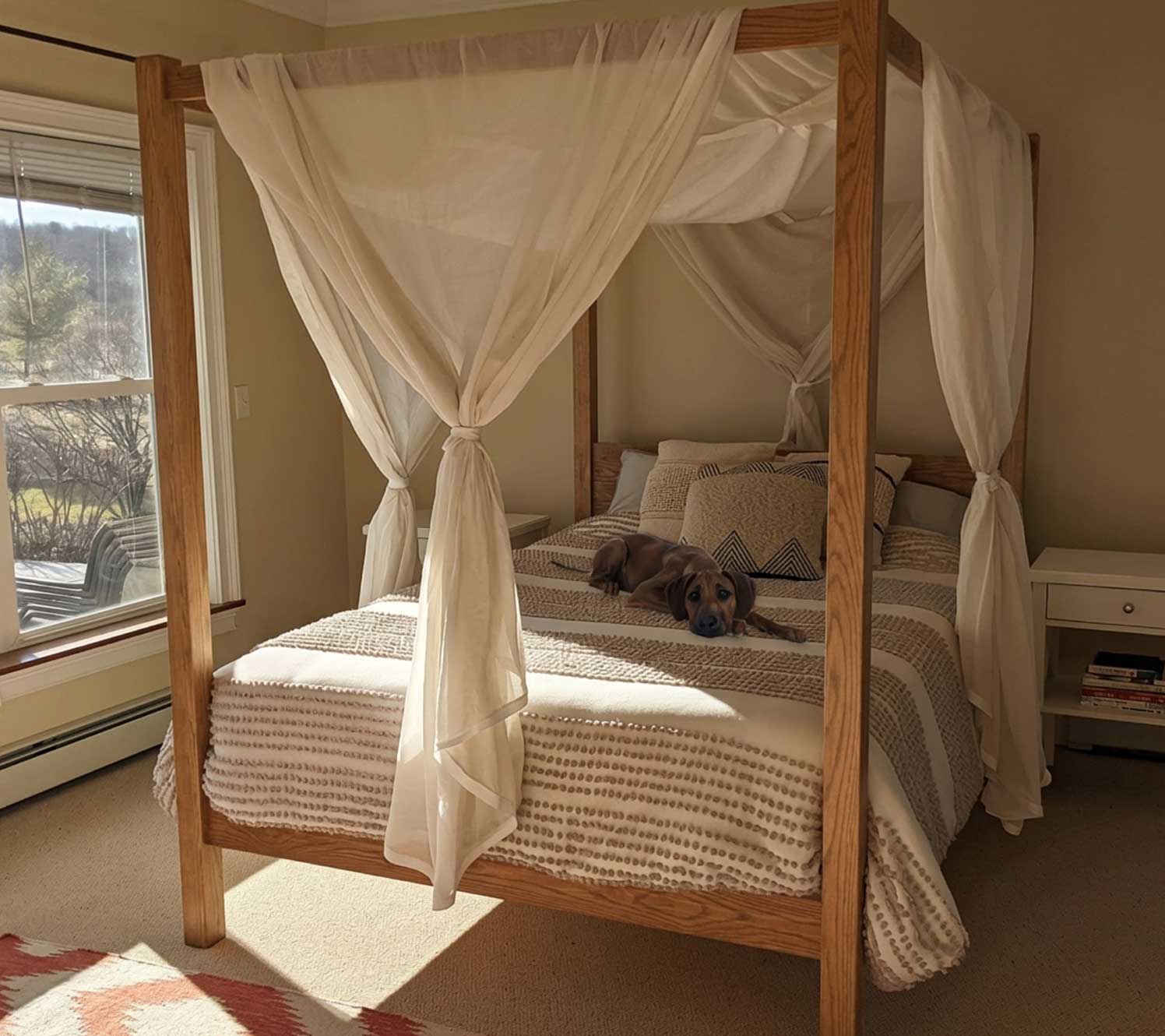 Incorporación de madera natural en ideas de diseño en negro y crema.