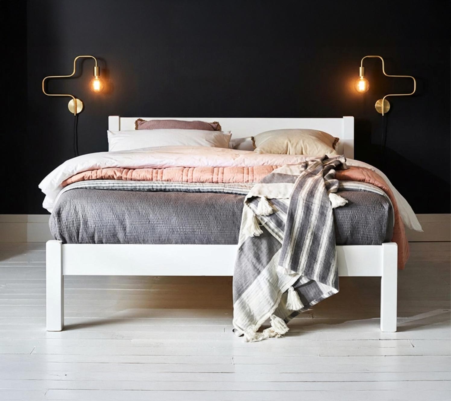 Iluminación metálica en diseños de dormitorios en negro y dorado