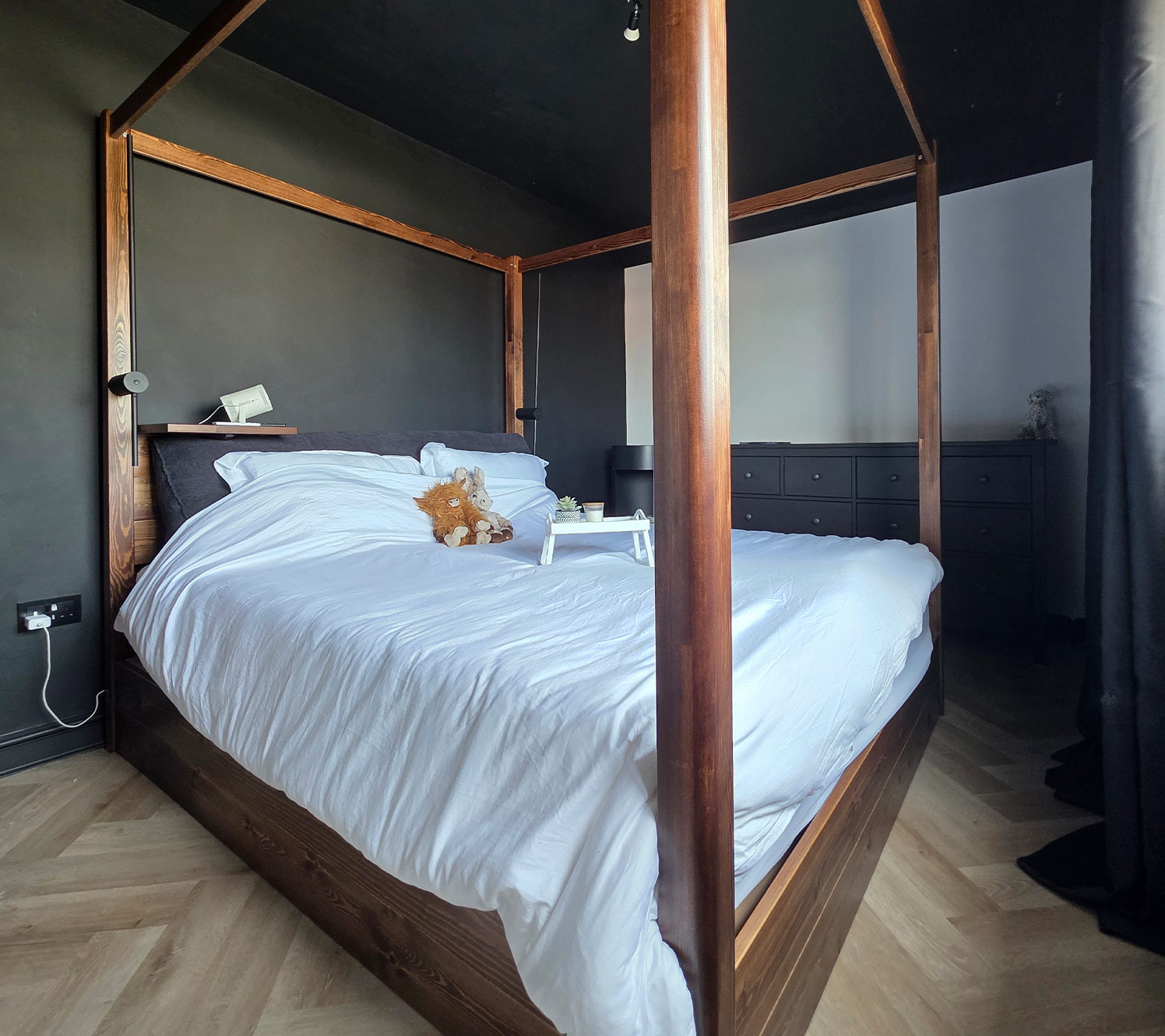 Suelo oscuro en esquemas de dormitorios en negro y dorado