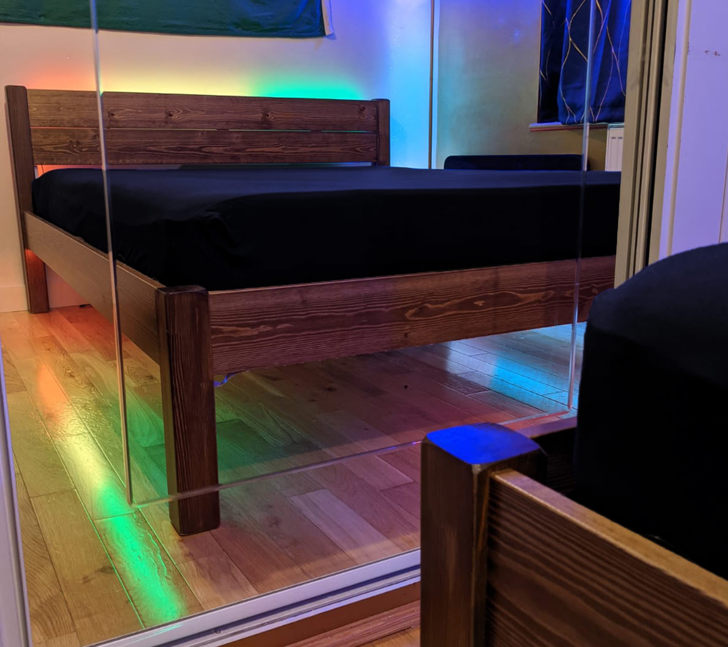 Iluminación por zonas en dormitorio en negro y dorado