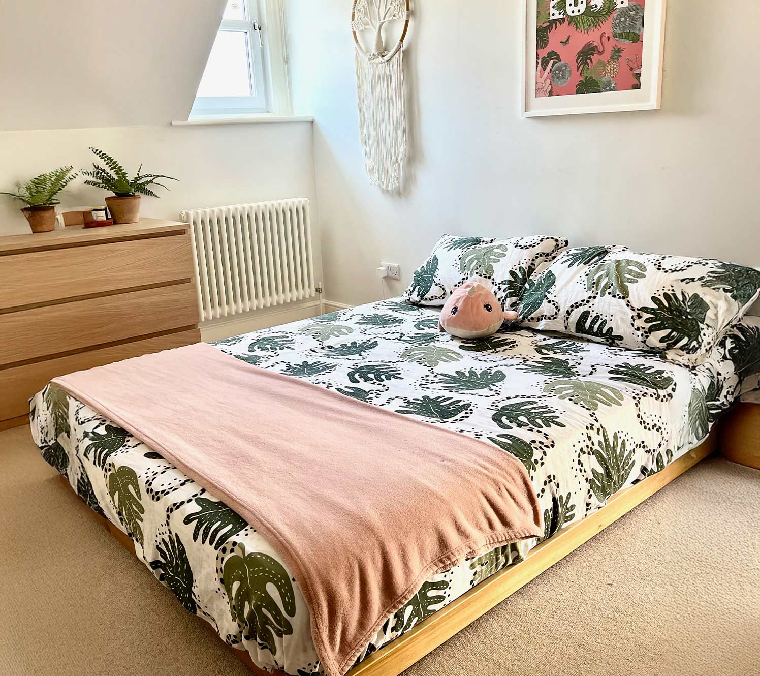 Ideas de decoración para un dormitorio estrecho y alargado con detalles personales