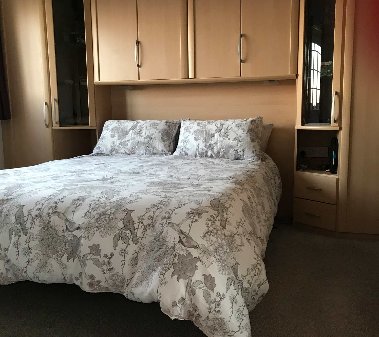 Almacenamiento vertical para dormitorios estrechos