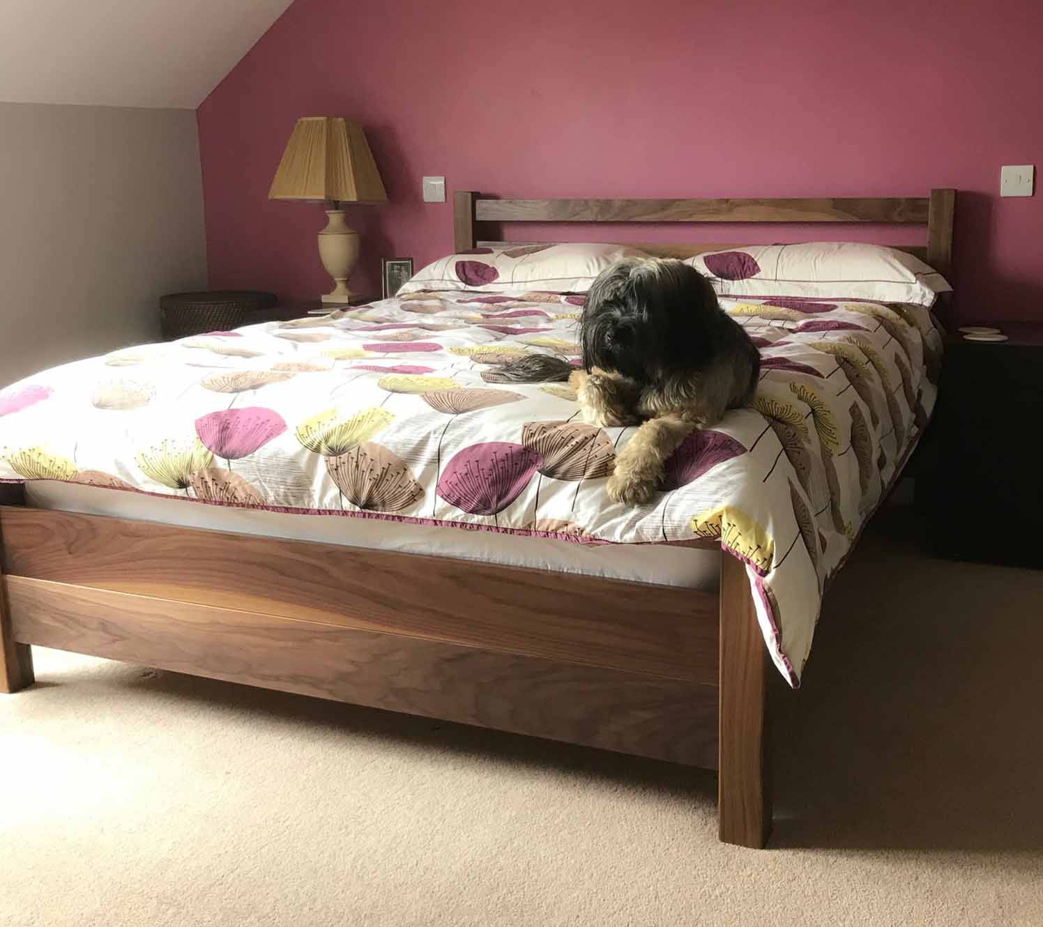 Diseño de dormitorio rosa con detalles arquitectónicos