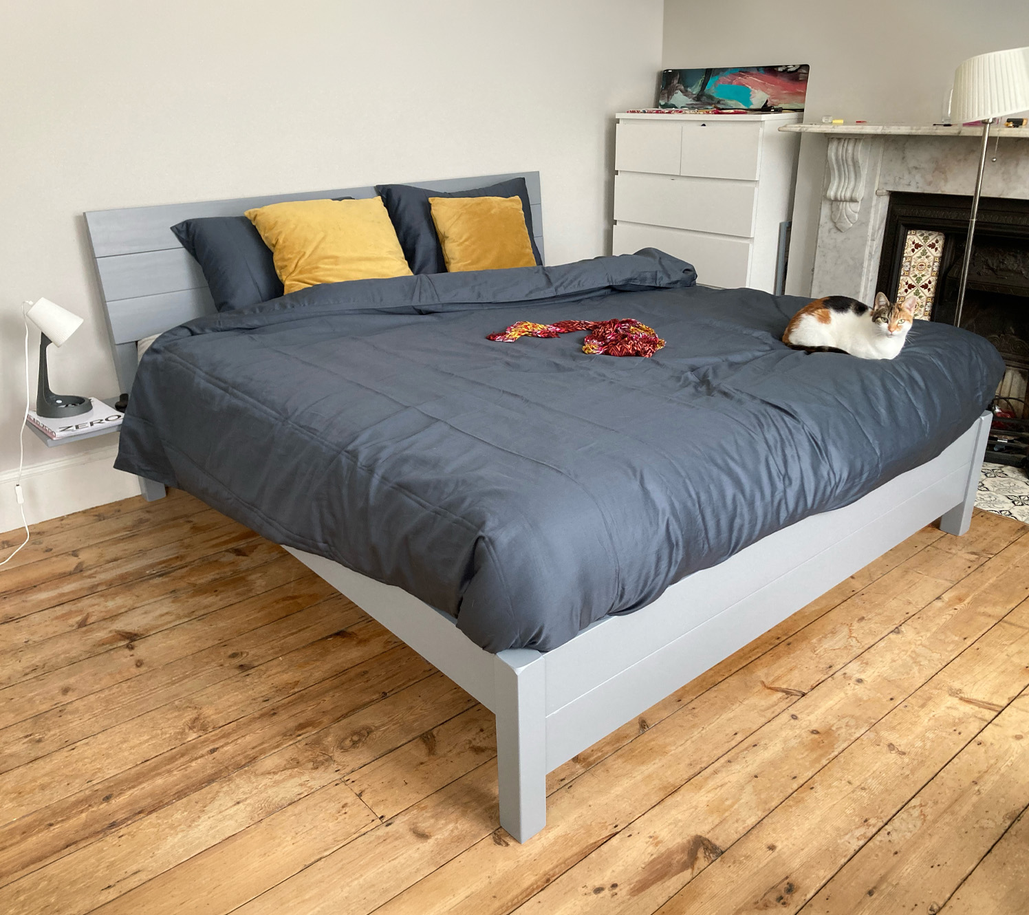 ideas de diseño de dormitorio, contraste con suelos blancos