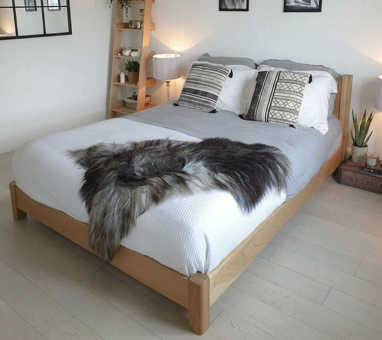 decoración de dormitorio blanco con capas de texturas