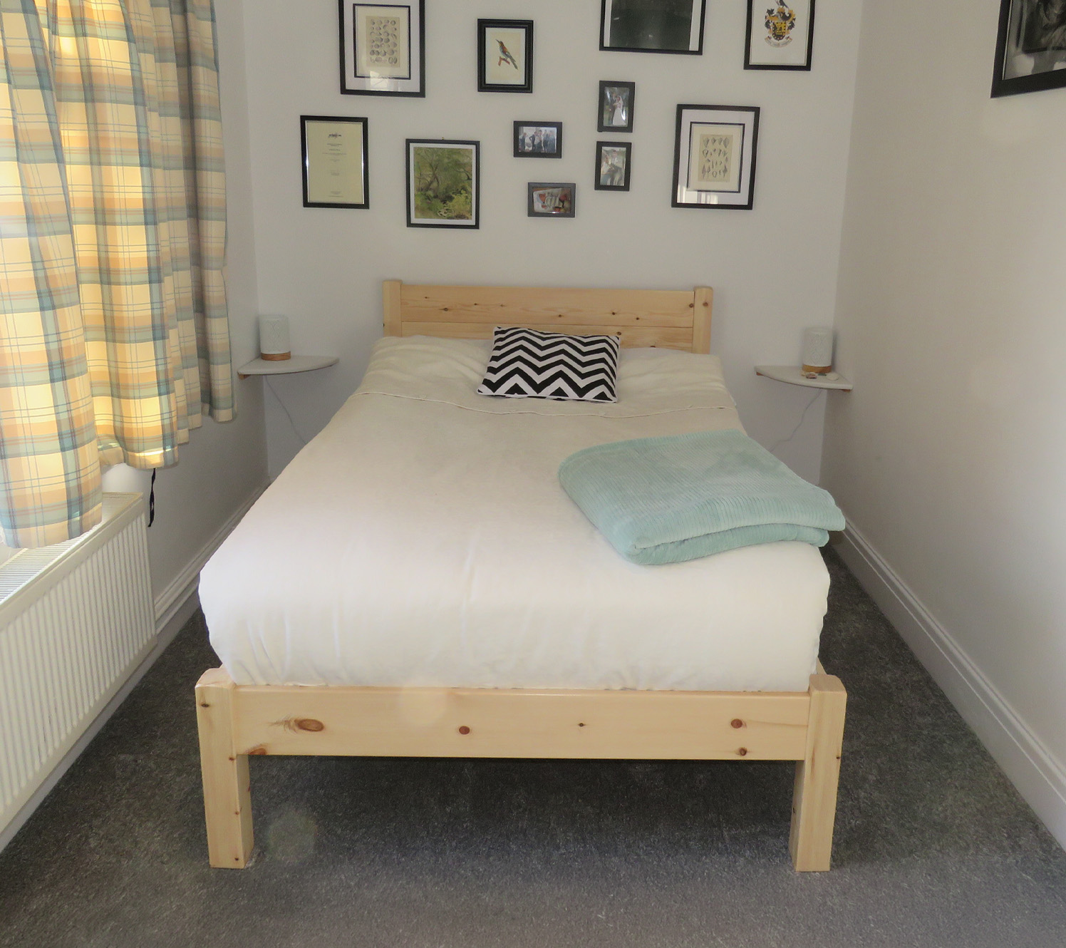 dormitorio blanco y madera, calidez natural
