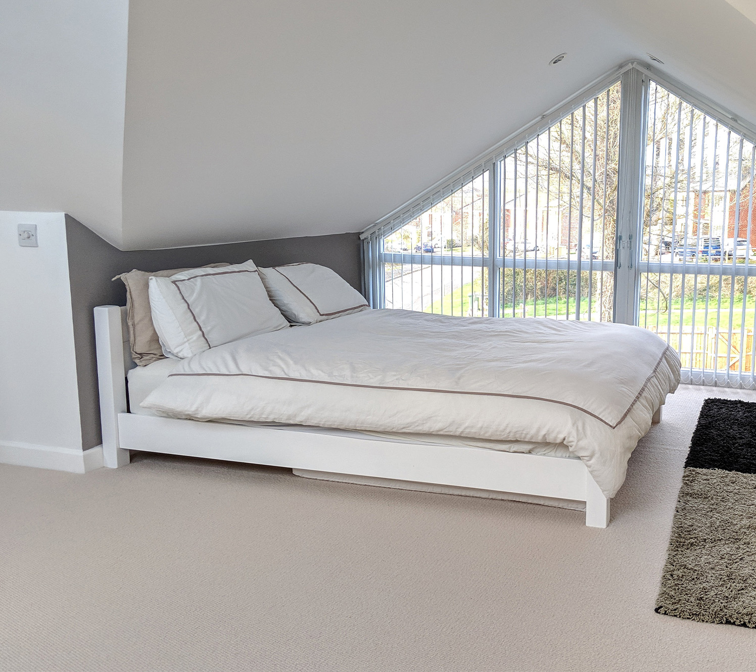contraste sutil en dormitorio blanco sobre blanco
